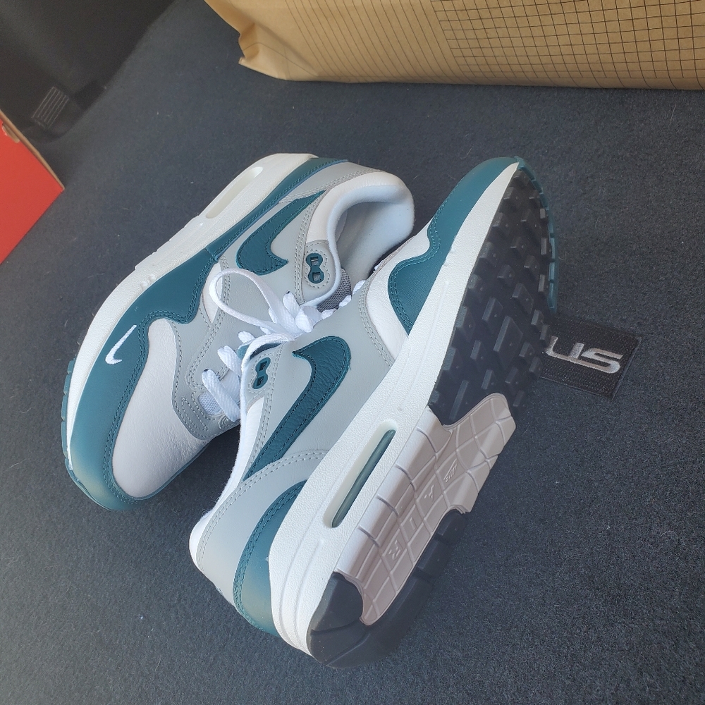 Nike Air Force 1 LV8 - Picture 4 of 13